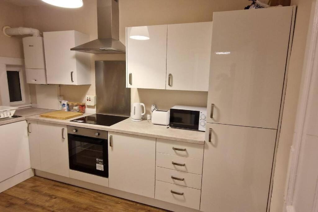 Archillects Entire Two Bedroom Comfy House - Free Parking Glasgow Exteriör bild